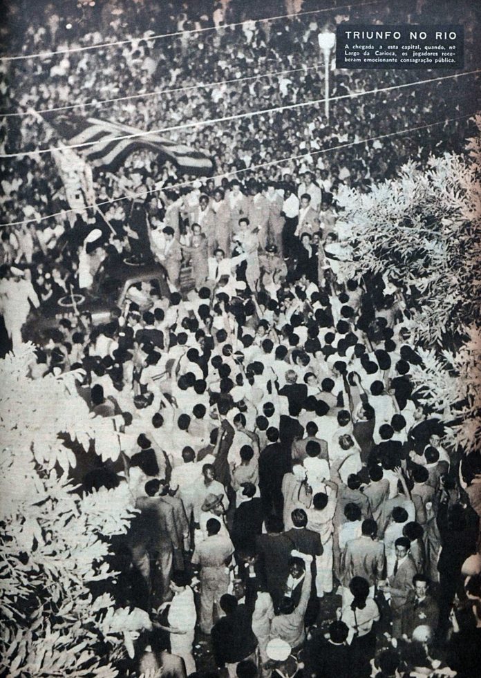 Nacao-Rubro-Negra-em-peso-recepcionando-Time-Flamengo-no-Largo-da-Carioca-volta-invicto-Europa-270651 Nação Rubro-Negra em peso no Largo da Carioca, no dia 27 de junho de 1951, recepcionando os jogadores do Flamengo que voltaram da Europa invictos, com 10 jogos, 10 vitórias, 32 gols marcados e 4 sofridos