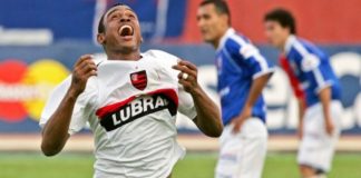 Obina marca e comemora o gol da vitória do Flamengo por 1x0 sobre o Paraná Clube, no dia 20 de novembro de 2005