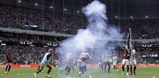 Torcida do Atlético-MG solta bomba em cima de jogadores do Flamengo