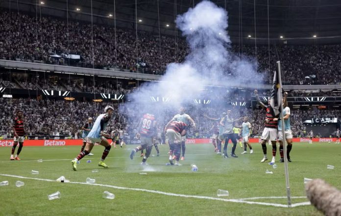 Torcida do Atlético-MG solta bomba em cima de jogadores do Flamengo