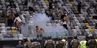 Torcida do Atlético tenta invadir gramado da Arena MRV