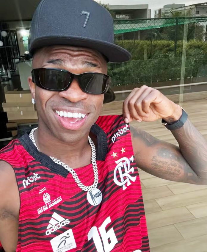 Vini Jr comemora o pentacampeonato do Flamengo na Copa do Brasil 2024