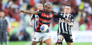 Wesley na jogada com Bernard, no empate sem gols entre Flamengo x Atlético-MG
