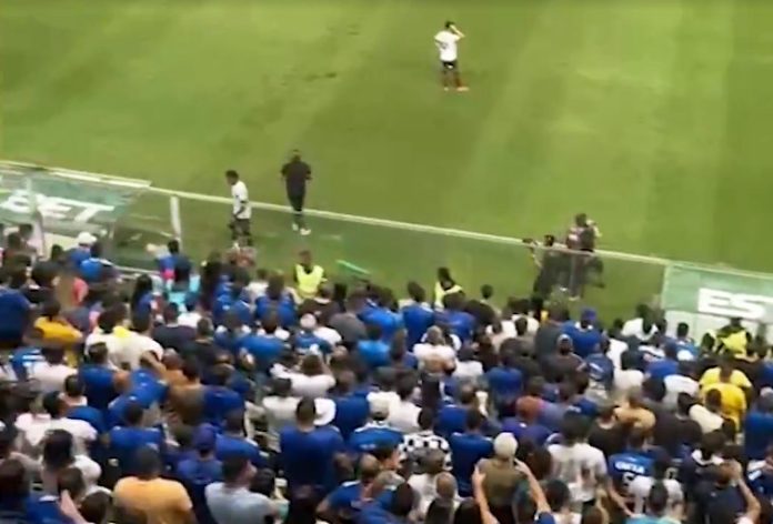 Bruno Henrique é alvo de torcedores do cruzeiro com copos e insultos