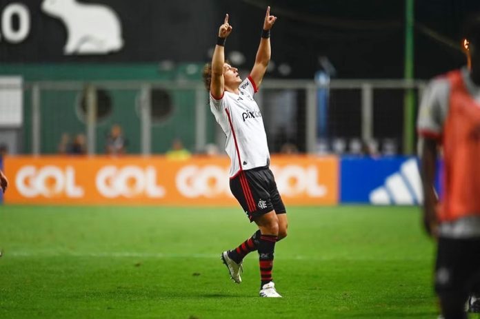 David Luiz marca e comemora o gol da vitória do Flamengo sobre o Cruzeiro