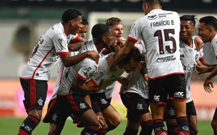 David Luiz marca e comemora o gol da vitória do Flamengo sobre o Cruzeiro