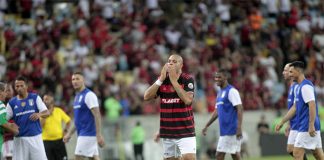 Adriano Imperador se despede do futebol no Maracanã