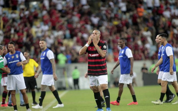 Adriano Imperador se despede do futebol no Maracanã