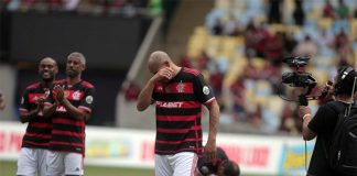 Adriano Imperador se despede do futebol no Maracanã