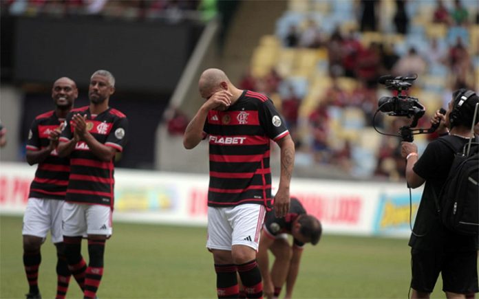 Adriano Imperador se despede do futebol no Maracanã