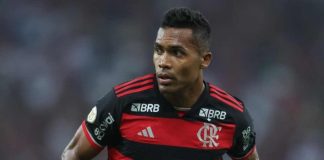 Alex Sandro em campo pelo Flamengo 2024