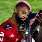 Gabigol com a Taça de Campeão Brasileiro 2020