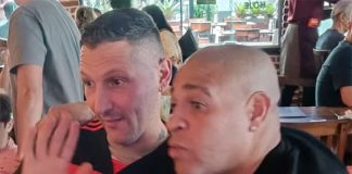Ao lado de Adriano Imperador, o italiano Materazzi veste o Manto Sagrado do Flamengo