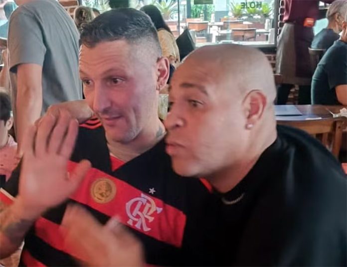 Ao lado de Adriano Imperador, o italiano Materazzi veste o Manto Sagrado do Flamengo