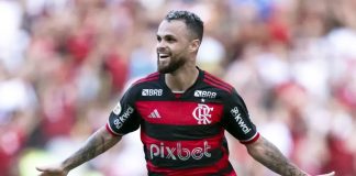 Michael comemora um dos seus gols na vitória do Flamengo por 3x2 sobre o Internacional