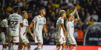 Varela comemora com jogadores o 1º gol do Flamengo na vitória sobre o Criciúma