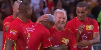 Wesley marca e cumprimenta Zico, no Jogo das Estrelas 2024