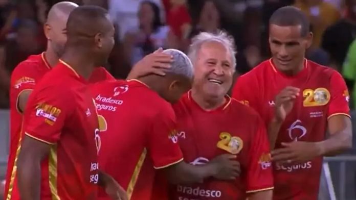 Wesley marca e cumprimenta Zico, no Jogo das Estrelas 2024