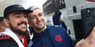 Arrascaeta tira foto com torcedor do Flamengo nos EUA — Foto: Gilvan de Souza/Flamengo