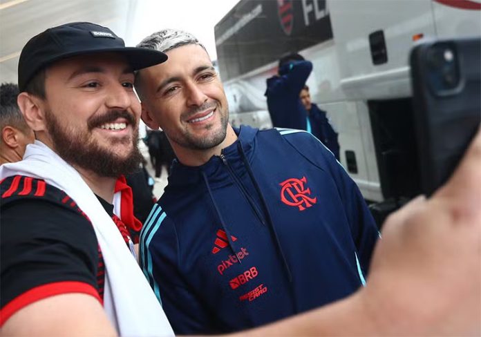 Arrascaeta tira foto com torcedor do Flamengo nos EUA — Foto: Gilvan de Souza/Flamengo