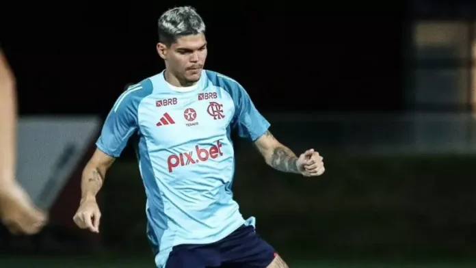 Ayrton-Lucas-Flamengo-100125 Ayrton Lucas em treino do Flamengo no Ninho do Urubu 2025