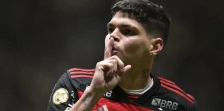 Ayrton Lucas em campo pelo Flamengo