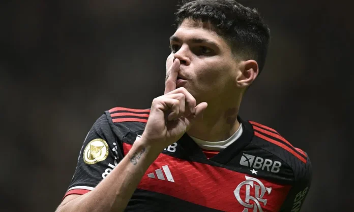 Ayrton Lucas em campo pelo Flamengo