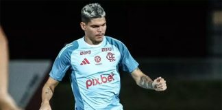 Ayrton Lucas em treino do Flamengo no Ninho do Urubu 2025