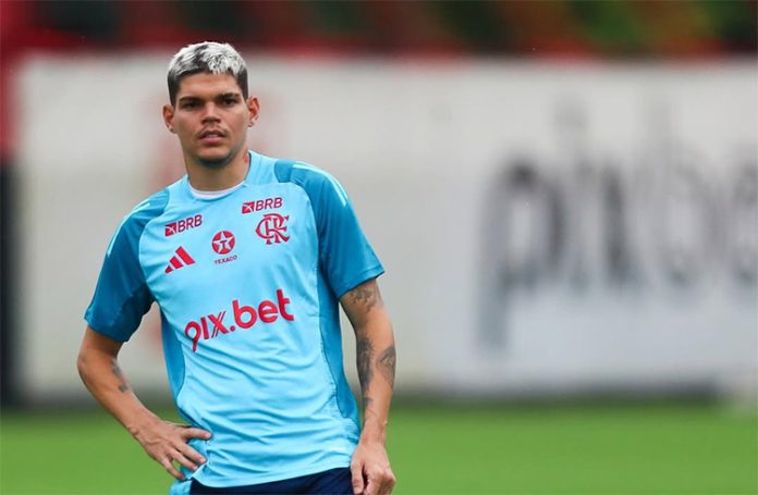 Ayrton Lucas em treino físico do Flamengo no Ninho do Urubu 2025