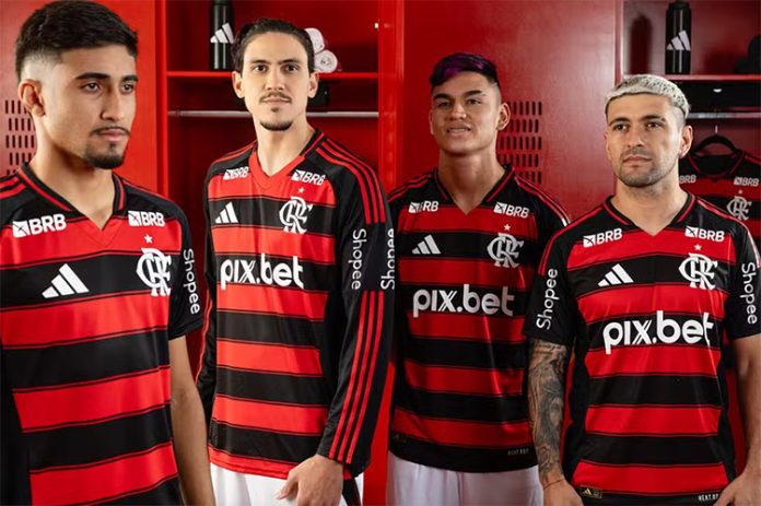 Camisa-nova-Flamengo-2025-01 Guilherme, Pedro, Alcaraz e Arrascaeta no lançamento da nova camisa do Flamengo 2025