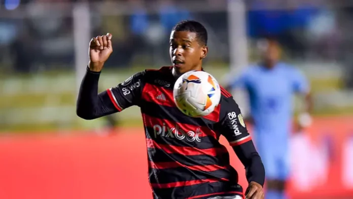Carlinhos em campo pelo Flamengo 2024
