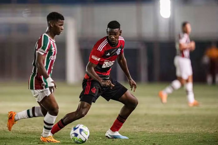 Felipe-Lima-Base-Flamengo-2025 Felipe Lima, atacante da base do Flamengo — Foto: Paula Reis/Flamengo