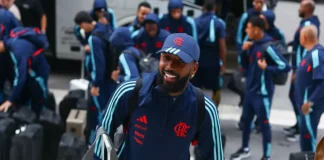 Gerson e demais jogadores em viagem com o Flamengo 2025