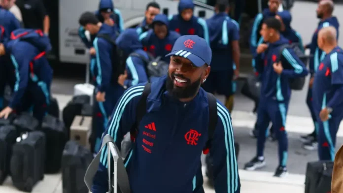 Gerson e demais jogadores em viagem com o Flamengo 2025