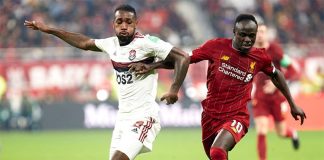 Gerson disputa a jogada com Mané, no Mundial de Clubes de 2019