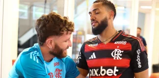 Leo Pereira e Juninho, na apresentação do atacante no Ninho do Urubu