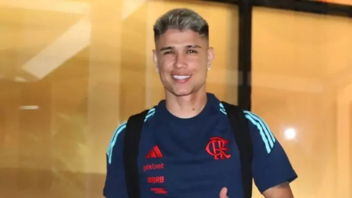 Luiz Araújo no embarque do Flamengo para os Estados Unidos