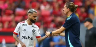 Michael e Filipe Luís no jogo em que o Flamengo venceu o Volta Redonda pelo Carioca 2025