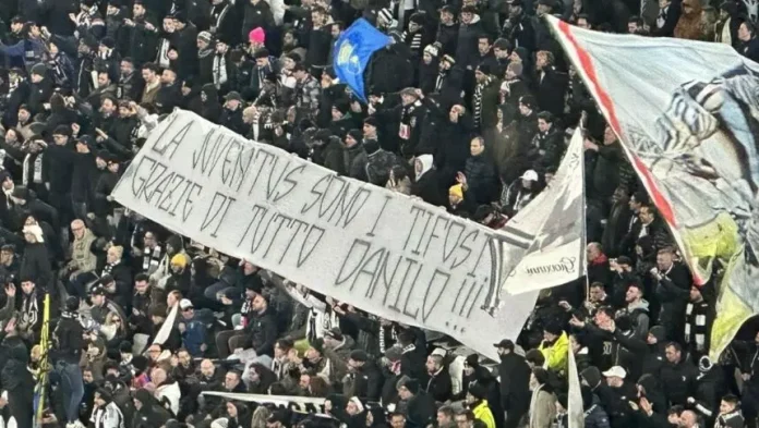 Torcida da Juventus protesta contra saída Danilo