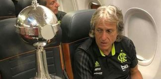 Jorge Jesus e a Taça da Libertadores conquistada pelo Flamengo em 2019