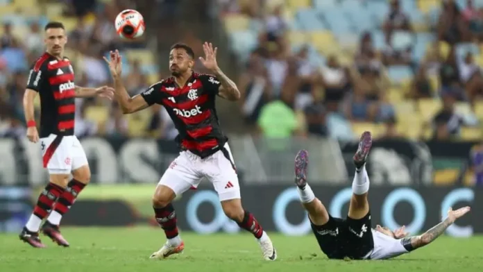 Danilo em campo pelo Flamengo contra o Vasco
