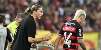 Filipe Luís e Arrascaeta em mais um jogo do Flamengo