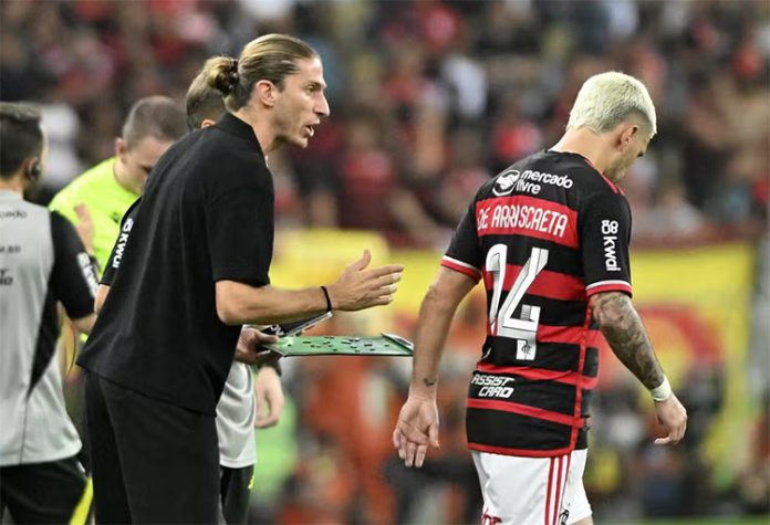Filipe Luís e Arrascaeta em mais um jogo do Flamengo