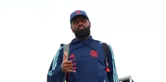 Gerson em embarque do Flamengo para pré temporada nos EUA 2025