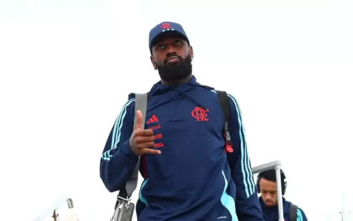 Gerson em embarque do Flamengo para pré temporada nos EUA 2025