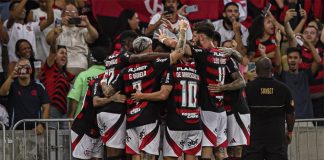 Jogadores comemoram o 1º gol do Flamengo na vitória sobre o Vasco