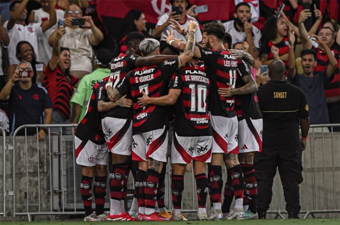 Jogadores comemoram o 1º gol do Flamengo na vitória sobre o Vasco