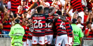 Jogadores comemoram mais um gol do Flamengo no Maracanã