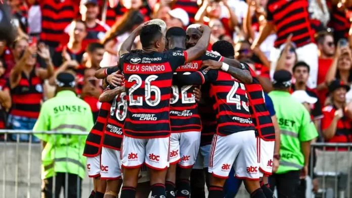 Jogadores comemoram mais um gol do Flamengo no Maracanã