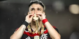 Luiz Araújo e a medalha de Campeão da Supercopa do Brasil pelo Flamengo 2025